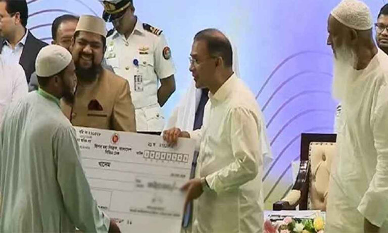 ২৮০ জন ইমাম-মুয়াজ্জিন পুরোহিতকে সম্মানি দেবেন প্রধানমন্ত্রী