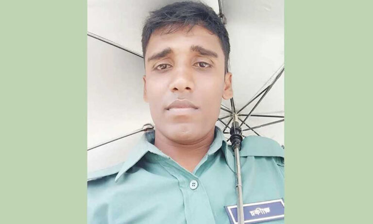 চাঁপাইনবাবগঞ্জে ৪০ ভরি সোনা ছিনতাইয়ের অভিযোগ, কনস্টেবলসহ দুজন গ্রেপ্তার