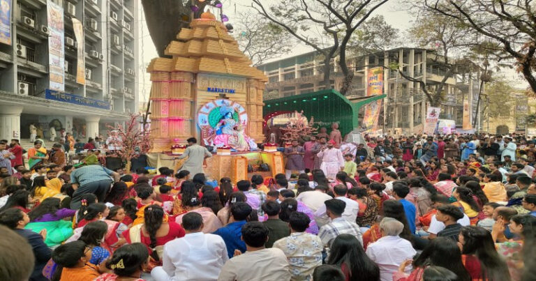 পরিবর্তনের পর দুই বাংলায় পুরো বিপরীত চিত্র বাংলাদেশে ইতিহাসের সেরা পূজা উদযাপন পশ্চিমবঙ্গে ধুলোয় মিশেছে ঈদ আনন্দ