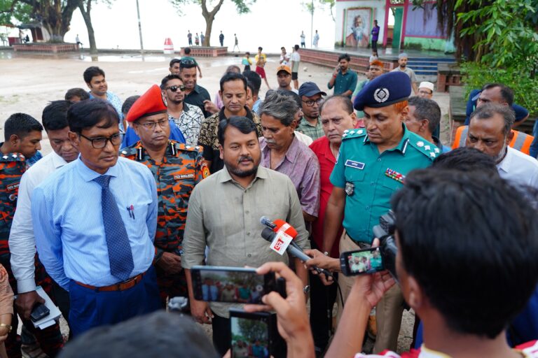 শারদীয় দুর্গাপূজার প্রস্তুতি: প্রতিমা বিসর্জন ঘাট পরিদর্শনে রাসিক প্রশাসক, বিভাগীয় কমিশনার ও আরএমপি পুলিশ কমিশনার