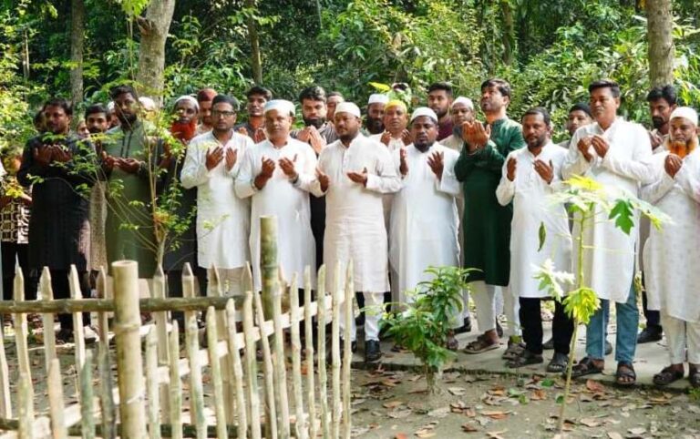 মরহুম রবিউল ইসলাম রবির কবরজিয়ারত করলেন রাসিক প্রশাসক