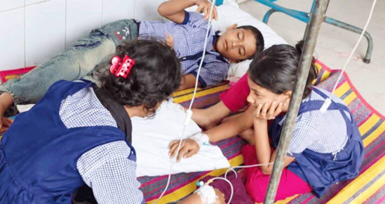 চাঁপাইয়ে স্কুলের খাবার খেয়ে অসুস্থ ১২ শিশু, কারণ অনুসন্ধানে তদন্ত কমিটি