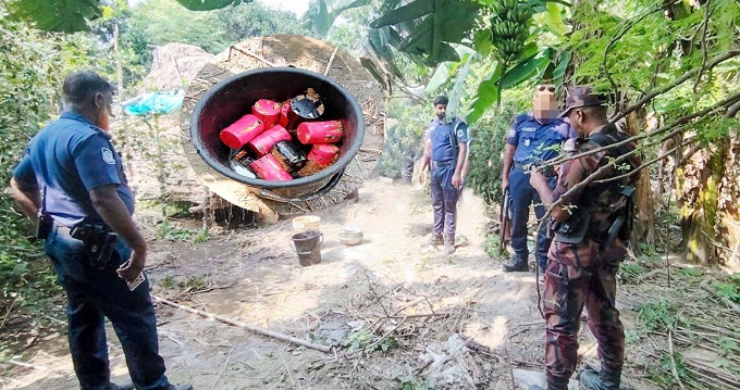 সীমান্তে খড়ের স্তূপে মিলল ১৯টি ককটেল