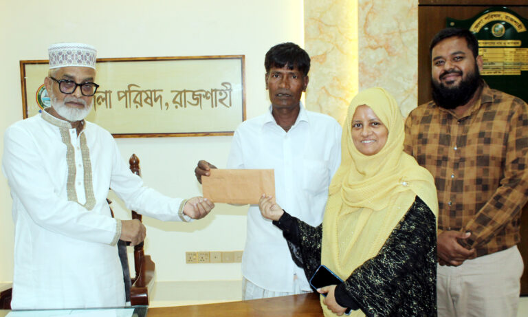 রাজশাহীতে পূজামন্ডপে অনুদান দিল জেলা পরিষদ