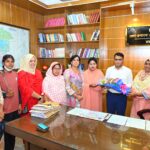 জেলা মহিলা ক্রীড়া সংস্থার  সদস্যদের ফুলেল শুভেচ্ছা