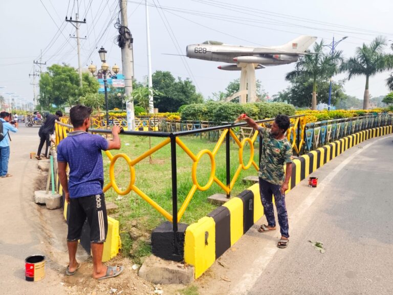 তুলির আঁচড়ে সাজছে নগরী প্রধানমন্ত্রীকে বরণে প্রস্তুতি