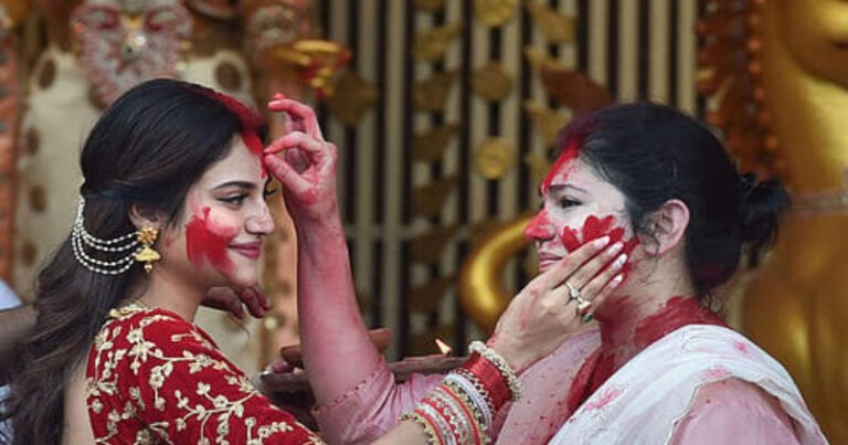 দুর্গাপূজায় নুসরাতের নাচ ‘মুসলিম জাতির কলঙ্ক’ বলে কটাক্ষ