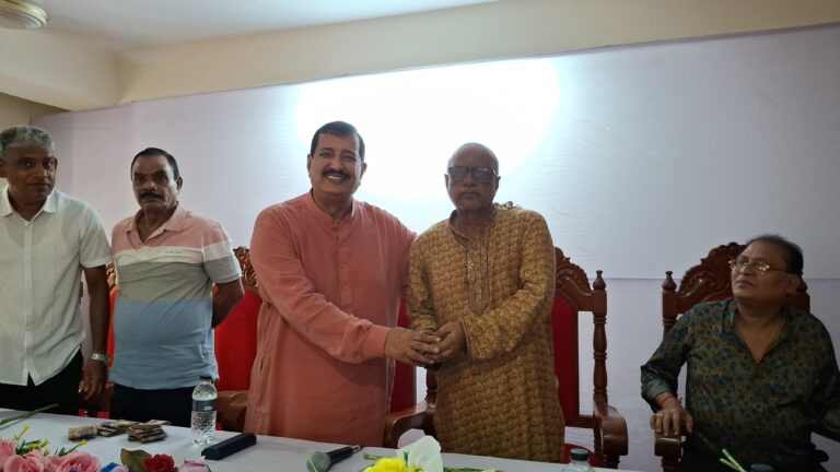 নগরীর পূজা মন্ডপগুলোতে ভূমিমন্ত্রী মিনুর আর্থিক অনুদান প্রদান ও মতবিনিময়