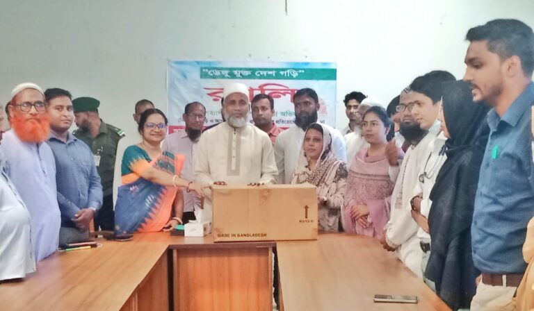 নাচোল স্বাস্থ্য কমপ্লেক্সে ডেঙ্গু শনাক্তকরণ কীট উপহার দিলেন এমপি