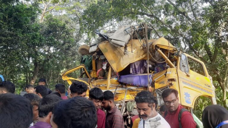নাটোরে বাস-বালুবোঝাই ট্রাক সংঘর্ষে নিহত ১০