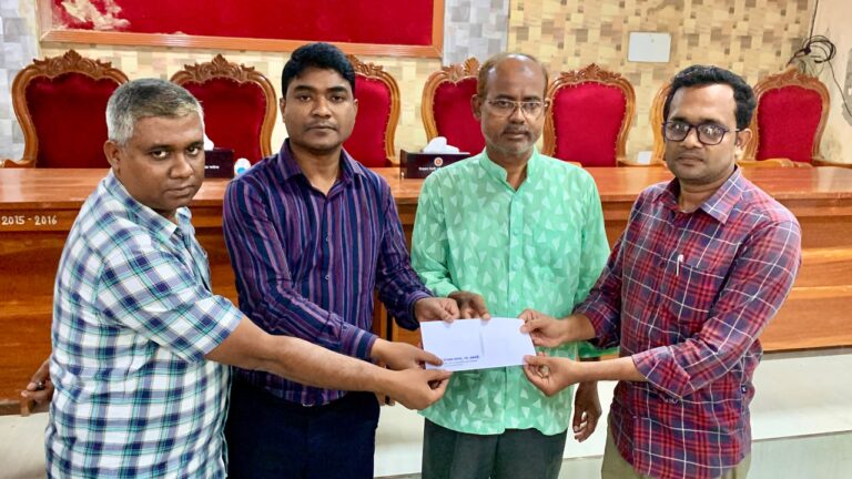 পবায় মন্দিরে আর্থিক অনুদান বিতরণ