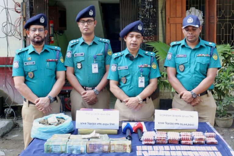 ১১ লাখ টাকাসহ দুই মাদক ব্যবসায়ী আটক রাজশাহীতে টাইলসের নিচে লুকানো ট্যাপেন্টাডল উদ্ধার