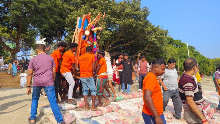 রাজশাহীতে আনন্দ-বিষাদে দেবী দুর্গাকে বিদায়:,পদ্মায় বিসর্জন