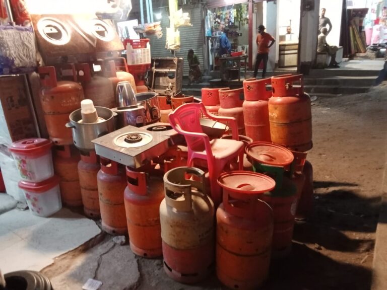 বাঘায় এলপিজি গ্যাস সিলিন্ডারের দাম নিয়ে নৈরাজ্য