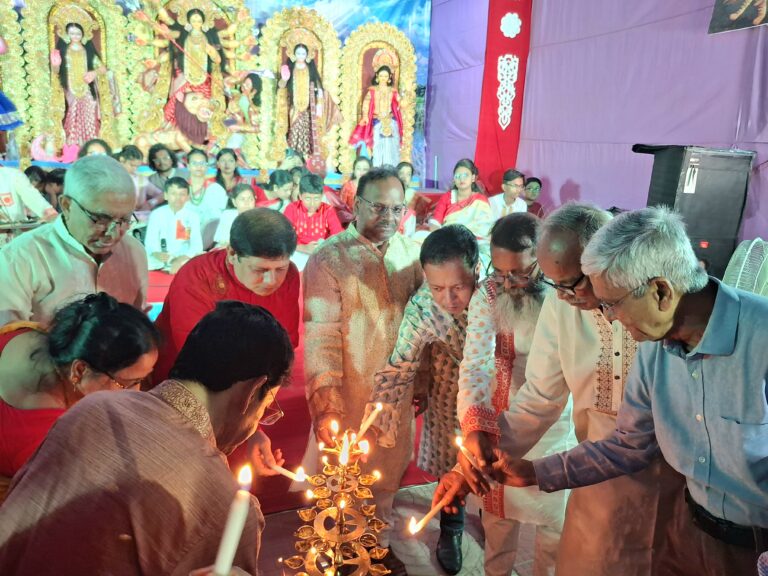 পূজা মন্ডপ পরিদর্শনে ভারতীয় সহকারী হাই কমিশনার