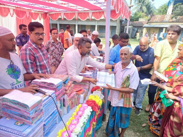 মহদেবপুরে সনাতন ধর্মাবলম্বীদের মাঝে শাড়ি বিতরণ