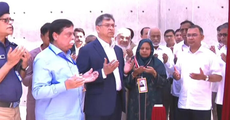রাজধানীর ওসমানী উদ্যানে জুলাই স্মৃতি স্তম্ভ উদ্বোধন করেছেন প্রধানমন্ত্রী
