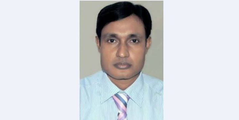 প্রধানমন্ত্রীকে জড়িয়ে ধরার চেষ্টা রাজশাহীর বিভাগীয় কমিশনার ওএসডি