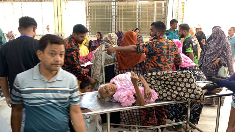 রামেক হাসপাতালে ৫ দফা দাবিতে ইন্টার্ন চিকিৎসকদের কর্মবিরতি