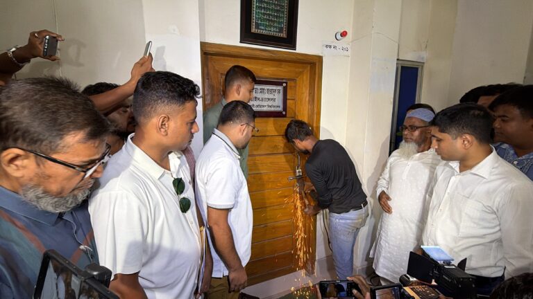 ভিসিকে সঙ্গে নিয়ে রামেবিতে বিএনপি-যুবদলের নেতারা, প্রশাসন কাটল কক্ষের তালা