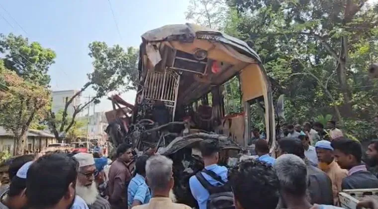 সুপারভাইজার চালাচ্ছিলেন বাস, পেছনের সিটে ঘুমাচ্ছিলেন চালক