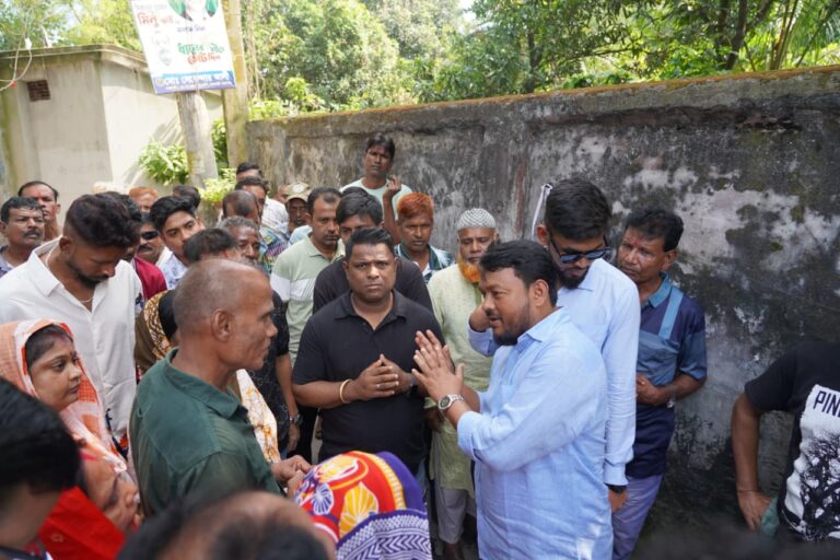 নগরীর হরিজন পল্লী  পরিদর্শনে রাসিক প্রশাসক
