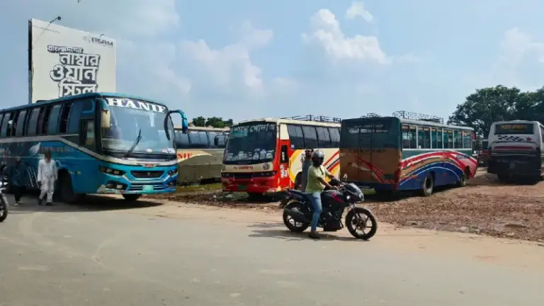 ৭৯ ঘণ্টা পর নওগাঁয় বাস অটোরিকশা চলাচল শুরু